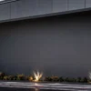 Letrero 3D para fachada moderna con iluminación exterior y entrada comercial profesional