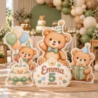Combo de ositos para cumpleaños decorando una fiesta infantil con globos y letrero personalizado.