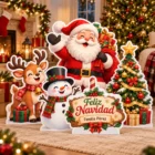 Figuras navideñas personalizadas decorando un hogar con Santa, árbol, reno y muñeco de nieve.