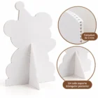 Vista posterior de figura de osito en coroplast de 3 mm con soporte triangular.