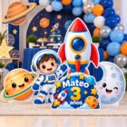 Combo de figuras espaciales personalizadas decorando cumpleaños infantil con astronauta, cohete y planetas.