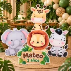 Figuras safari para cumpleaños decorando fiesta infantil con animales y letrero personalizado.