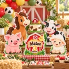 Decoración de cumpleaños temática de granja con figuras de animales en coroplast y granero personalizado.