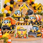 Combo de figuras de construcción decorando cumpleaños infantil con camiones, excavadora y señal personalizada.