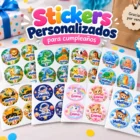 Stickers personalizados para cumpleaños con nombre y edad, disponibles en temáticas de safari, dinosaurios, granja, mar, construcción, espacio, unicornio y ositos.