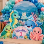 Combo de animales marinos en coroplast decorando un cumpleaños infantil bajo el mar.