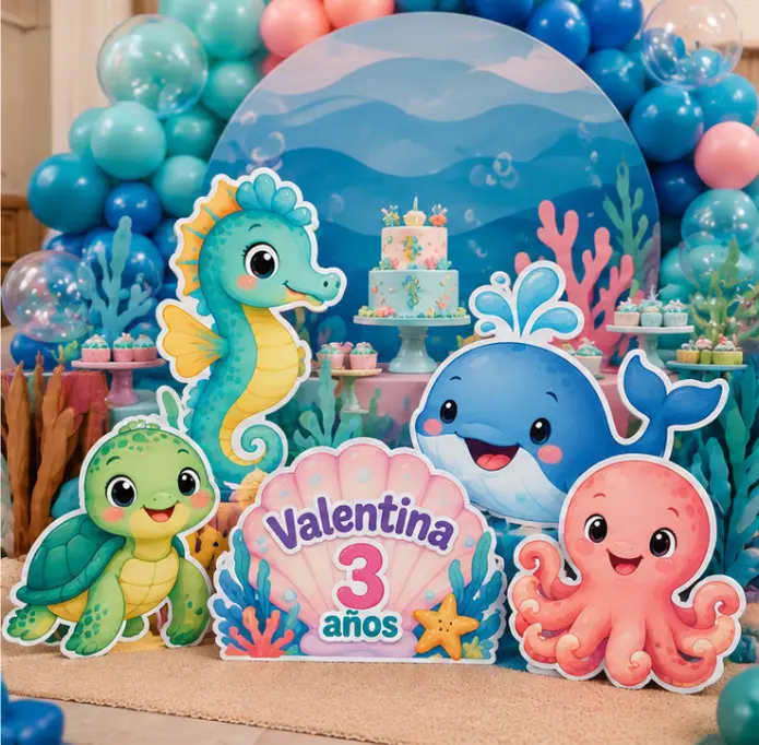 Combo de animales marinos en coroplast decorando un cumpleaños infantil bajo el mar.